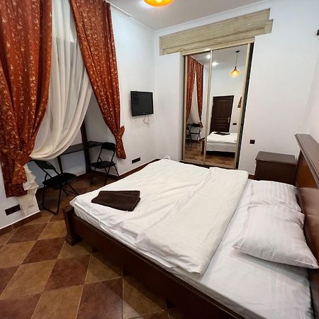 Ukrainian House Апартаменти На Площі Ринок Leopoli Esterno foto